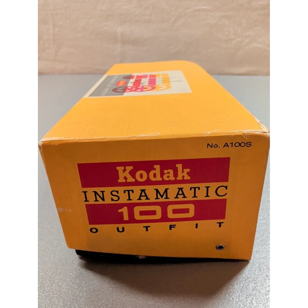 Vintage Kodak Instamatic 100 Camera Outfit w/ Original Box Untested As-Is